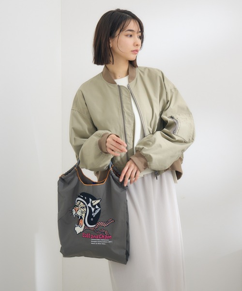 Ball&Chain(ボールアンドチェーン)の「【KATHARINE ROSS】Ball&Chain 撥水 刺繍トートバッグ レギュラーサイズ(トートバッグ・レディース・チャコールグレー/ベージュ/ネイビー/ブルー・MEDIUM)」の13枚目の写真