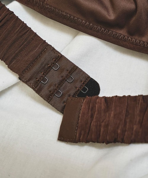 TODAYFUL(トゥデイフル)の「【TODAYFUL/トゥデイフル】Cupin Satin Bratop/サテンブラトップ(チューブトップ・レディース・キナリ/チョコ/チャコールグレー・FREE)」の11枚目の写真