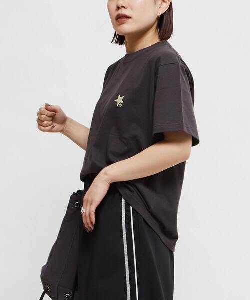 CONVERSE TOKYO（コンバーストウキョウ）の「BACK LOGO PRINT TEE（Tシャツ/カットソー・レディース・ベージュ/ホワイト/チャコールグレー/ピンク/ブルー・FREE）」の11枚目の写真