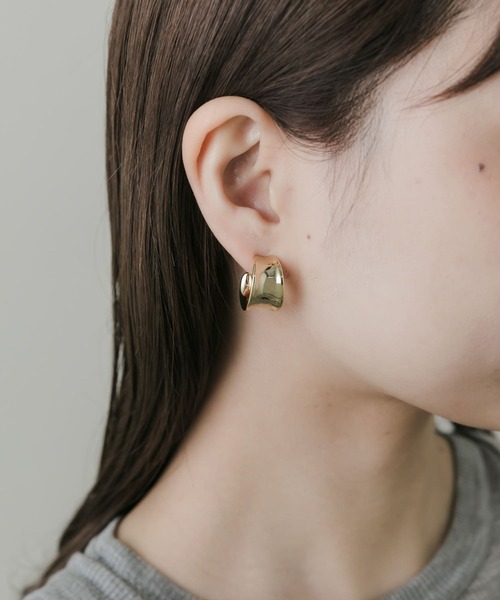 SMELLY（スメリー）の「メタルワイドフープイヤリング（イヤリング・レディース・ゴールド・-）」の2枚目の写真