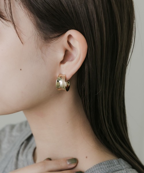 SMELLY（スメリー）の「メタルワイドフープイヤリング（イヤリング・レディース・ゴールド・-）」の3枚目の写真