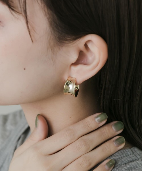 SMELLY（スメリー）の「メタルワイドフープイヤリング（イヤリング・レディース・ゴールド・-）」の4枚目の写真