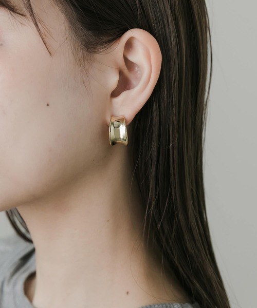 SMELLY（スメリー）の「メタルワイドフープイヤリング（イヤリング・レディース・ゴールド・-）」の5枚目の写真