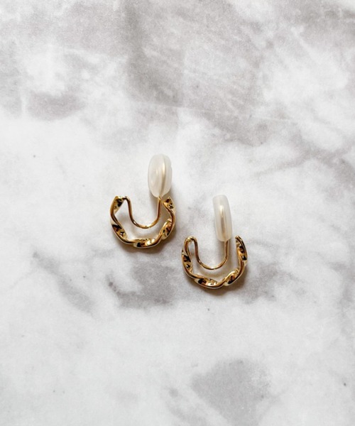 yu-ka（ユーカ）の「YU-KA:スリムウェーブイヤリング slim wave earring（イヤリング・レディース・ゴールド・FREE）」の2枚目の写真