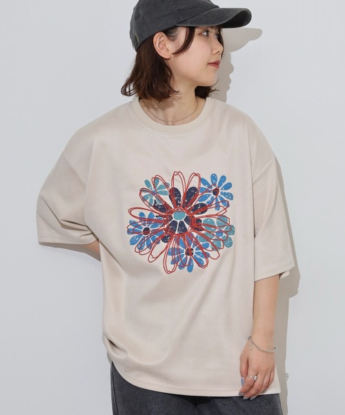 ATELANE(アテレーン)の「ATELANE フェイクスウェード フラワー 刺繍デザイン Tシャツ(Tシャツ/カットソー・メンズ・アイボリー/グレー・L/M)」の15枚目の写真