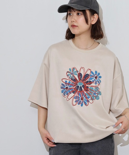 ATELANE(アテレーン)の「ATELANE フェイクスウェード フラワー 刺繍デザイン Tシャツ(Tシャツ/カットソー・メンズ・アイボリー/グレー・L/M)」の17枚目の写真