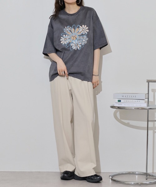 ATELANE(アテレーン)の「ATELANE フェイクスウェード フラワー 刺繍デザイン Tシャツ(Tシャツ/カットソー・メンズ・アイボリー/グレー・L/M)」の10枚目の写真