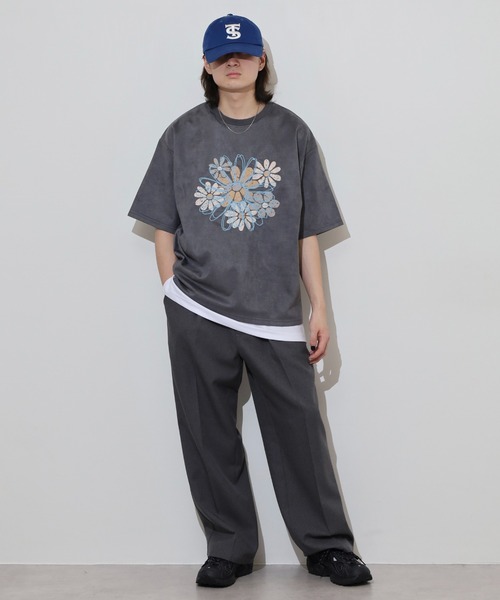 ATELANE(アテレーン)の「ATELANE フェイクスウェード フラワー 刺繍デザイン Tシャツ(Tシャツ/カットソー・メンズ・アイボリー/グレー・L/M)」の6枚目の写真