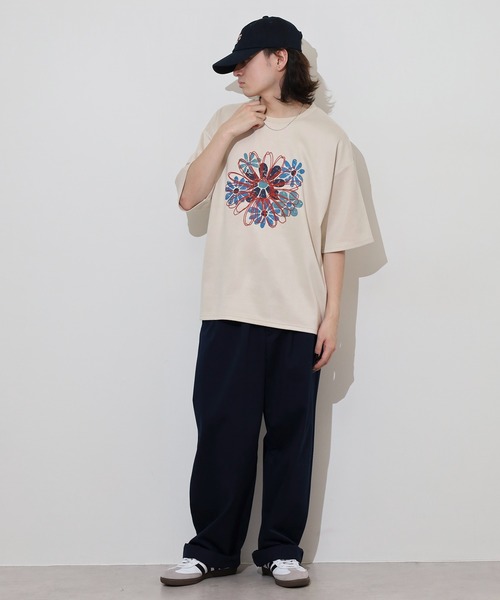 ATELANE(アテレーン)の「ATELANE フェイクスウェード フラワー 刺繍デザイン Tシャツ(Tシャツ/カットソー・メンズ・アイボリー/グレー・L/M)」の14枚目の写真