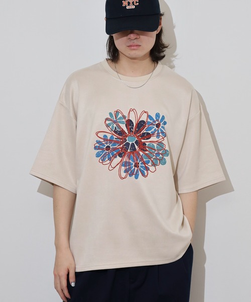 ATELANE(アテレーン)の「ATELANE フェイクスウェード フラワー 刺繍デザイン Tシャツ(Tシャツ/カットソー・メンズ・アイボリー/グレー・L/M)」の12枚目の写真