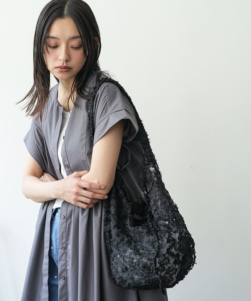 mili an deni(ミリアンデニ)の「コードレースショルダーバッグ(ショルダーバッグ・レディース・オフホワイト/ブラック・F)」の15枚目の写真