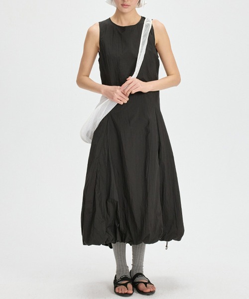 SUWDEE(スーディー)の「sleeveless drawstring balloon dress(ワンピース・レディース・ブラック/グレー・FREE)」の2枚目の写真