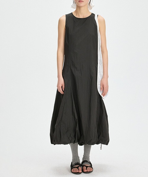 SUWDEE(スーディー)の「sleeveless drawstring balloon dress(ワンピース・レディース・ブラック/グレー・FREE)」の4枚目の写真