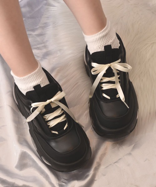 VIBGYOR Women（ヴィブジョー　ウィメン）の「【float】《推し活/推しカラー/メンカラ》細 サテン リボン 靴紐【9色展開】（シューズアクセサリー・レディース・スモークピンク/スカイブルー/ホワイト/ブラック/オフホワイト/グレー/ベビーピンク/ライトパープル/ラベンダー・FREE）」の3枚目の写真