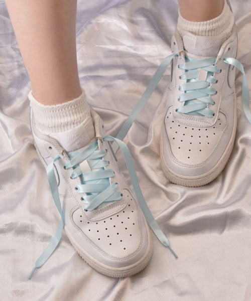 VIBGYOR Women（ヴィブジョー　ウィメン）の「【float】《推し活/推しカラー/メンカラ》細 サテン リボン 靴紐【9色展開】（シューズアクセサリー・レディース・スモークピンク/スカイブルー/ホワイト/ブラック/オフホワイト/グレー/ベビーピンク/ライトパープル/ラベンダー・FREE）」の6枚目の写真