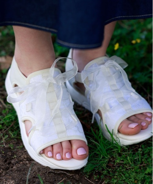 axes femme（アクシーズファム）の「リボン使いスニーカーサンダル（サンダル・レディース・ブラック/キナリ・MEDIUM/LARGE）」の2枚目の写真