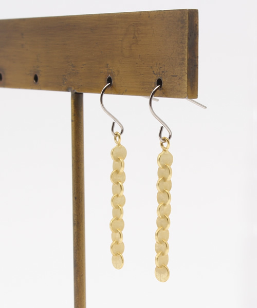 SCALA（スカラ）の「【SCALA/スカラ】丸連続ピアス/made in JAPAN（日本製）（ピアス（両耳用）・レディース・アンティークシルバー/ゴールド/アンティークゴールド・FREE）」の4枚目の写真