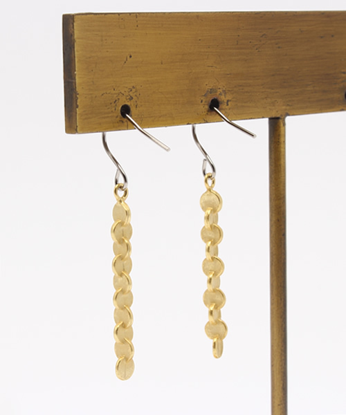 SCALA（スカラ）の「【SCALA/スカラ】丸連続ピアス/made in JAPAN（日本製）（ピアス（両耳用）・レディース・アンティークシルバー/ゴールド/アンティークゴールド・FREE）」の5枚目の写真