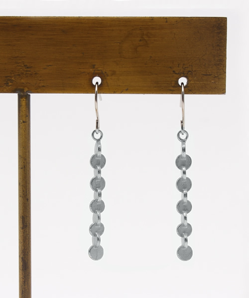 SCALA（スカラ）の「【SCALA/スカラ】丸連続ピアス/made in JAPAN（日本製）（ピアス（両耳用）・レディース・アンティークシルバー/ゴールド/アンティークゴールド・FREE）」の7枚目の写真