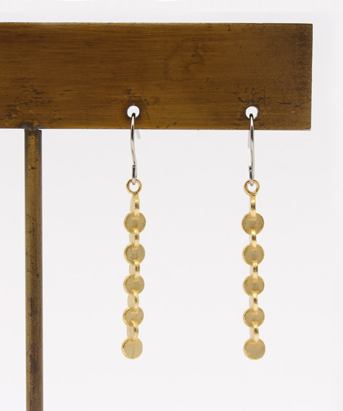 SCALA（スカラ）の「【SCALA/スカラ】丸連続ピアス/made in JAPAN（日本製）（ピアス（両耳用）・レディース・アンティークシルバー/ゴールド/アンティークゴールド・FREE）」の8枚目の写真