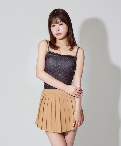ALLuRing ChaRm(アリュリングチャーム)の「Floral Frills Camisole / 花柄フリルキャミソール 小花柄 カップ付(キャミソール・レディース・ブラック/ホワイト・FREE)」の2枚目の写真
