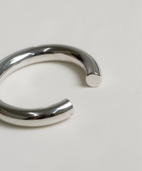 LINFA　（リンファ）の「シンプル　ボリュームメタルバングル（バングル/リストバンド・レディース・ゴールド/シルバー・FREE）」の4枚目の写真