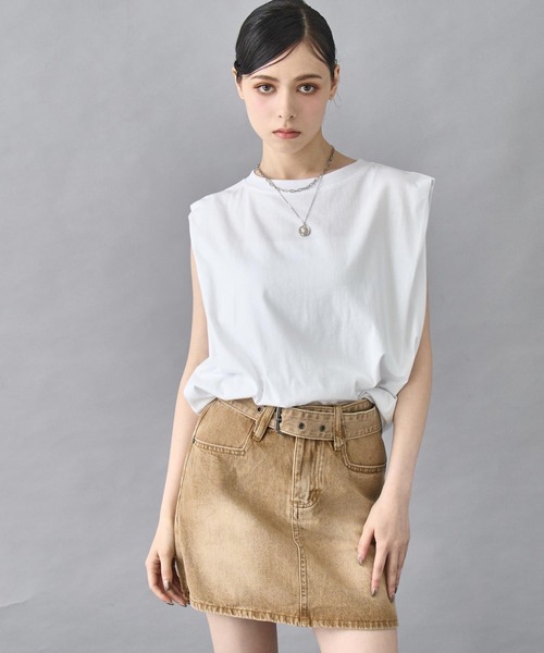 ANAP(アナップ)の「タックショルダー ノースリーブトップス(Tシャツ/カットソー・レディース・ブラック/ホワイト/レッド・FREE)」の2枚目の写真