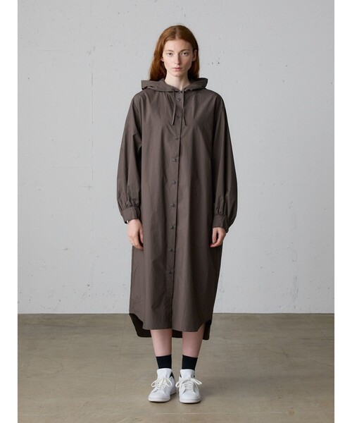 MidiUmi（ミディウミ）の「MidiUmi フード付きシャツワンピース（ワンピース・レディース・チャコールグレー/ベージュ/ブラック・FREE）」の2枚目の写真