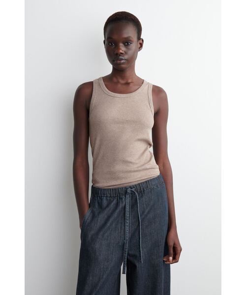 COS（コス）の「リブ編みタンクトップ（タンクトップ・レディース・ホワイト/ホワイト系その他/レッド系その他/モスグリーン/ベージュ・S/M/L/XS）」の4枚目の写真