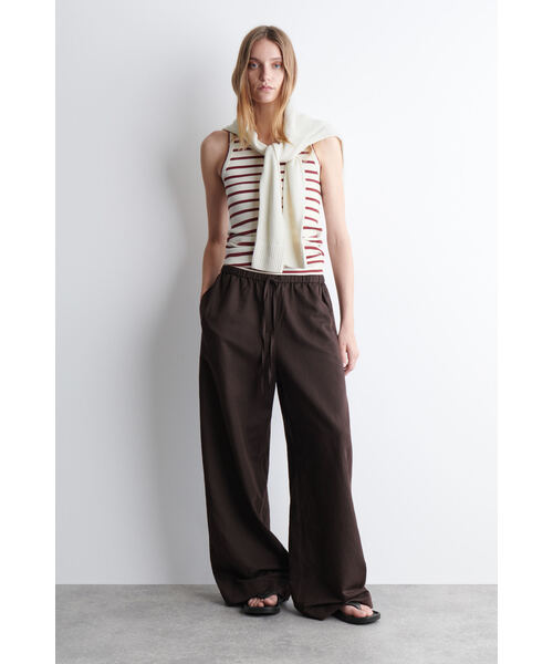 COS（コス）の「リブ編みタンクトップ（タンクトップ・レディース・ホワイト/ホワイト系その他/レッド系その他/モスグリーン/ベージュ・S/M/L/XS）」の8枚目の写真