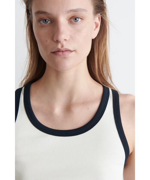 COS（コス）の「リブ編みタンクトップ（タンクトップ・レディース・ホワイト/ホワイト系その他/レッド系その他/モスグリーン/ベージュ・S/M/L/XS）」の20枚目の写真