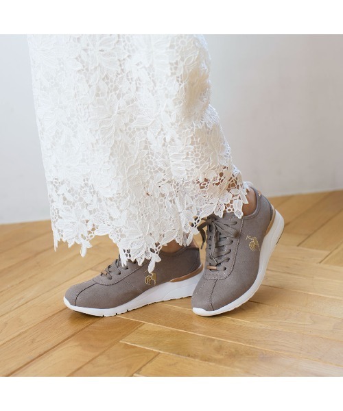 Riz raffinee(リズラフィーネ)の「【le coq sportif×Riz raffinee】ヒールアップ厚底スニーカー(スニーカー・レディース・ホワイト×ブラック/トリコロール/デザートカモ・25cm/24.5cm/24cm/23.5cm/23cm/22.5cm/22cm)」の2枚目の写真