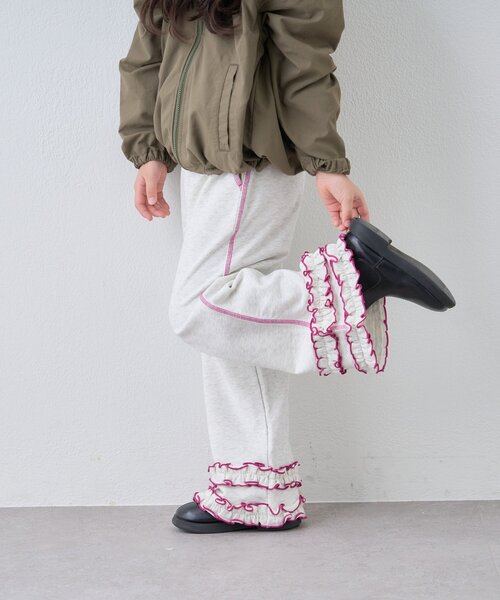 CIAOPANIC TYPY（チャオパニックティピー）の「【WEB限定】KIDS《ジュニアサイズあり》裾フリル配色ステッチスウェットパンツ（スウェットパンツ・キッズ・グレー/ブルー/ブラック・150/130/110）」の3枚目の写真