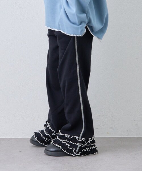 CIAOPANIC TYPY（チャオパニックティピー）の「【WEB限定】KIDS《ジュニアサイズあり》裾フリル配色ステッチスウェットパンツ（スウェットパンツ・キッズ・グレー/ブルー/ブラック・150/130/110）」の2枚目の写真