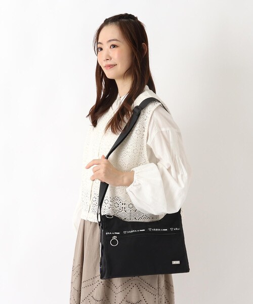 one'sterrace(ワンズテラス)の「moz ロゴテープポイントショルダー(ショルダーバッグ・レディース・ブラック系8/グレー系4/イエロー系8/ブルー系その他7・99)」の20枚目の写真