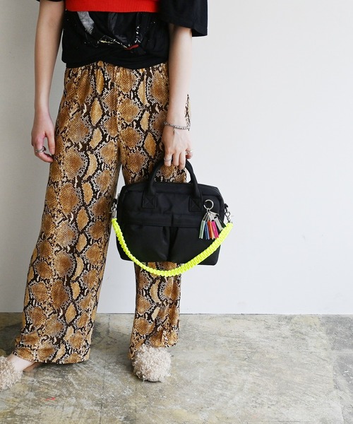 Magine(マージン)の「cheek チーク w pocket 3way boston/ダブルポケット 3way ショルダーバッグ(ショルダーバッグ・レディース・ベージュ/グレー/カーキ/ブラック・FREE)」の1枚目の写真