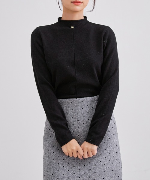 Lace Ladies(レースレディース)の「オフネック フロント チャーム ニット トップス(ニット/セーター・レディース・ブラック/アイボリー/ベージュ/チャコールグレー・FREE)」の1枚目の写真