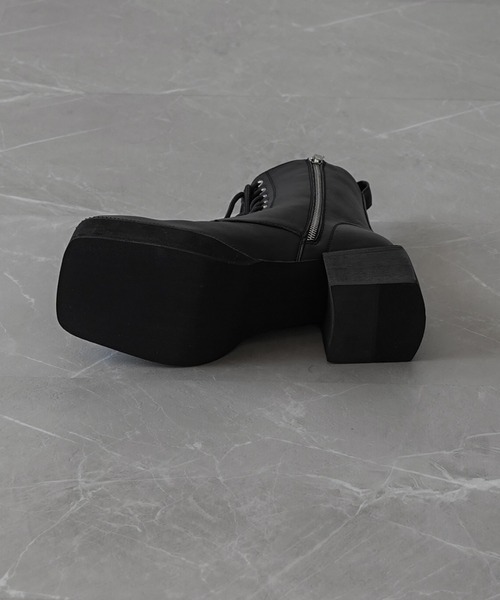 ELLUV（エルブ）の「【ELLUV/エルヴ】＋7cmボリュームヒール メタルアクセント レースアップスクエアトゥブーツ（ブーツ・メンズ・ブラック・23.5㎝/27.5cm/26.5cm/25.5cm/24.5cm）」の15枚目の写真