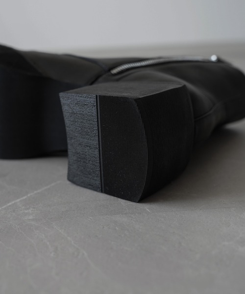 ELLUV（エルブ）の「【ELLUV/エルヴ】＋7cmボリュームヒール メタルアクセント レースアップスクエアトゥブーツ（ブーツ・メンズ・ブラック・23.5㎝/27.5cm/26.5cm/25.5cm/24.5cm）」の17枚目の写真