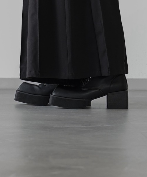 ELLUV（エルブ）の「【ELLUV/エルヴ】＋7cmボリュームヒール メタルアクセント レースアップスクエアトゥブーツ（ブーツ・メンズ・ブラック・23.5㎝/27.5cm/26.5cm/25.5cm/24.5cm）」の2枚目の写真