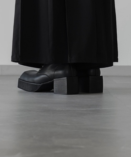 ELLUV（エルブ）の「【ELLUV/エルヴ】＋7cmボリュームヒール メタルアクセント レースアップスクエアトゥブーツ（ブーツ・メンズ・ブラック・23.5㎝/27.5cm/26.5cm/25.5cm/24.5cm）」の4枚目の写真