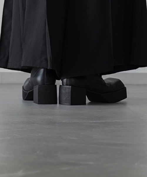 ELLUV（エルブ）の「【ELLUV/エルヴ】＋7cmボリュームヒール メタルアクセント レースアップスクエアトゥブーツ（ブーツ・メンズ・ブラック・23.5㎝/27.5cm/26.5cm/25.5cm/24.5cm）」の5枚目の写真