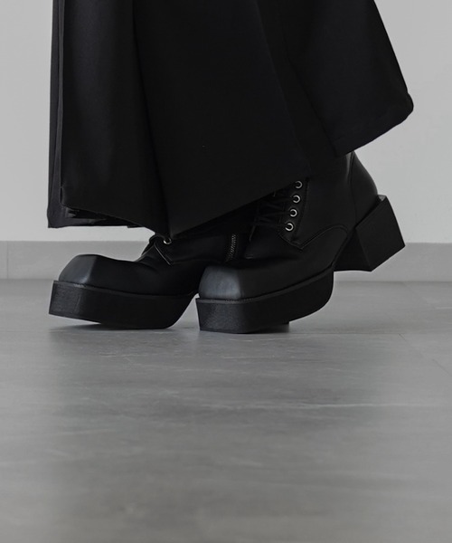 ELLUV（エルブ）の「【ELLUV/エルヴ】＋7cmボリュームヒール メタルアクセント レースアップスクエアトゥブーツ（ブーツ・メンズ・ブラック・23.5㎝/27.5cm/26.5cm/25.5cm/24.5cm）」の7枚目の写真