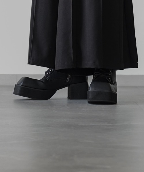 ELLUV（エルブ）の「【ELLUV/エルヴ】＋7cmボリュームヒール メタルアクセント レースアップスクエアトゥブーツ（ブーツ・メンズ・ブラック・23.5㎝/27.5cm/26.5cm/25.5cm/24.5cm）」の8枚目の写真