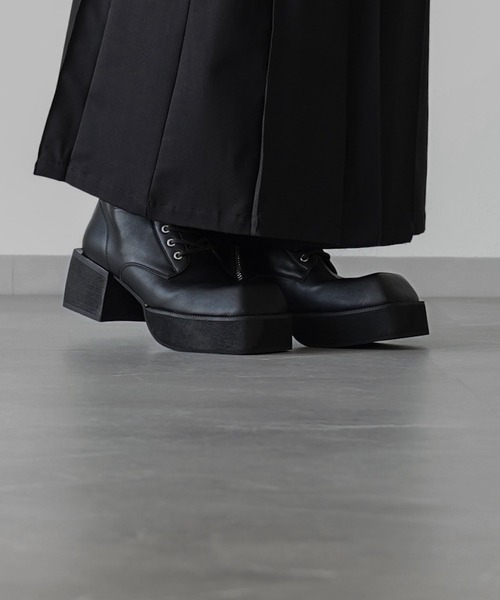 ELLUV（エルブ）の「【ELLUV/エルヴ】＋7cmボリュームヒール メタルアクセント レースアップスクエアトゥブーツ（ブーツ・メンズ・ブラック・23.5㎝/27.5cm/26.5cm/25.5cm/24.5cm）」の9枚目の写真