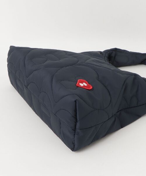 A BATHING APE（アベイシングエイプ）の「QUILTED HEART MONOGRAM SHOULDER BAG（ショルダーバッグ・レディース・ネイビー/オリーブ/アイボリー・FREE）」の10枚目の写真