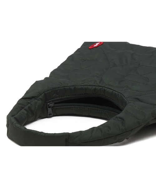 A BATHING APE（アベイシングエイプ）の「QUILTED HEART MONOGRAM SHOULDER BAG（ショルダーバッグ・レディース・ネイビー/オリーブ/アイボリー・FREE）」の4枚目の写真