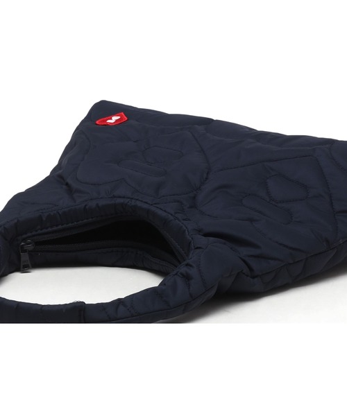 A BATHING APE（アベイシングエイプ）の「QUILTED HEART MONOGRAM SHOULDER BAG（ショルダーバッグ・レディース・ネイビー/オリーブ/アイボリー・FREE）」の5枚目の写真