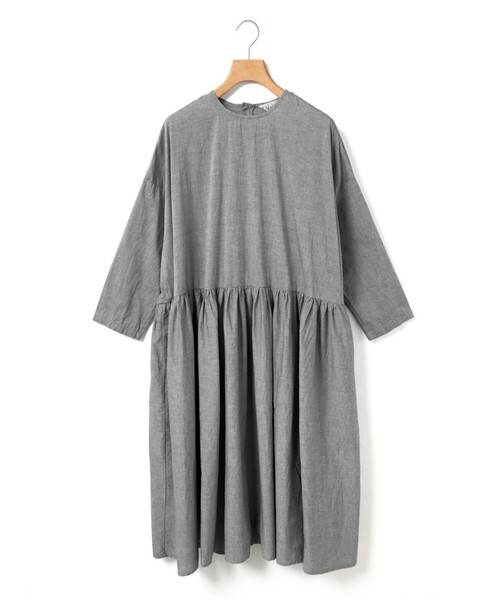 MidiUmi（ミディウミ）の「MidiUmi シャンブレーギャザーワンピース（ワンピース・レディース・ブルー/ブラック・FREE）」の2枚目の写真