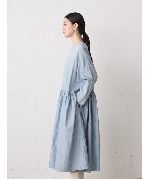 MidiUmi（ミディウミ）の「MidiUmi シャンブレーギャザーワンピース（ワンピース・レディース・ブルー/ブラック・FREE）」の13枚目の写真